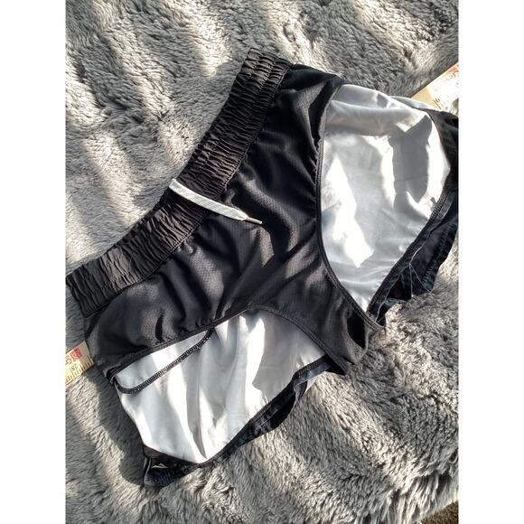 Vuori‎ women's clementine shorts black watercolor camo athletic gym - Picture 9 of 13